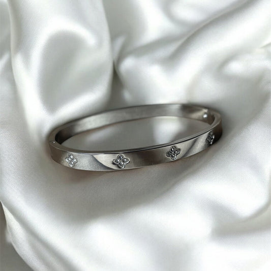SILVER CLOVER BANGLE