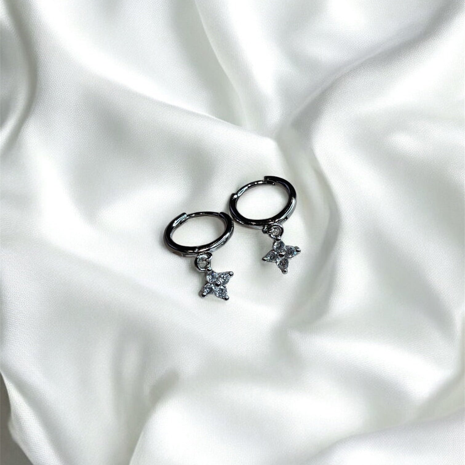 SILVER CLOVER HOOPS
